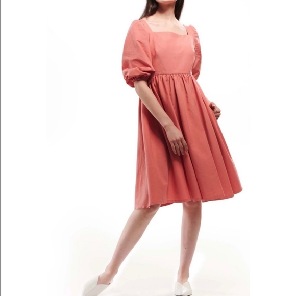 Puff sleeve Barbie pink dress by Emma Knudsen - Picture 2 of 4